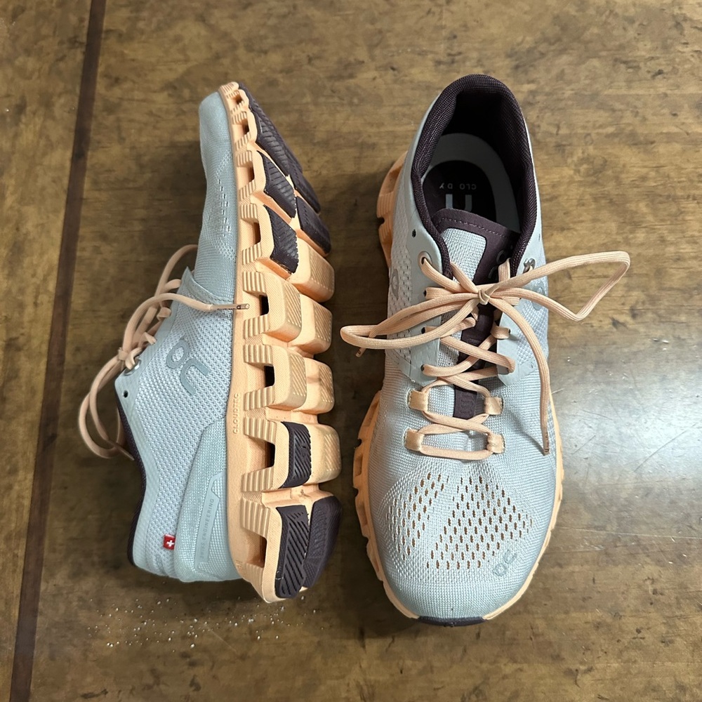 On cloud speedboard womens shoes size 7.5 worn once. Excellent condition.